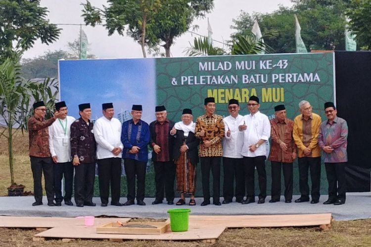 Presiden Joko Widodo melakukan peletakan batu pertama Menara MUI di Cipayung, Jakarta Timur, Kamis (26/7/2018).