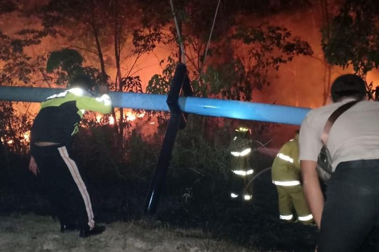 Petugas melakukan pemadaman api pada kebakaran mobil Pajero Sport yang menabrak pipa air PT CPI di Jalan CPP Bypass, Kecamatan Minas, Kabupaten, Siak, Riau, Selasa (30/7/2019) dini hari. Dok. Polres Siak