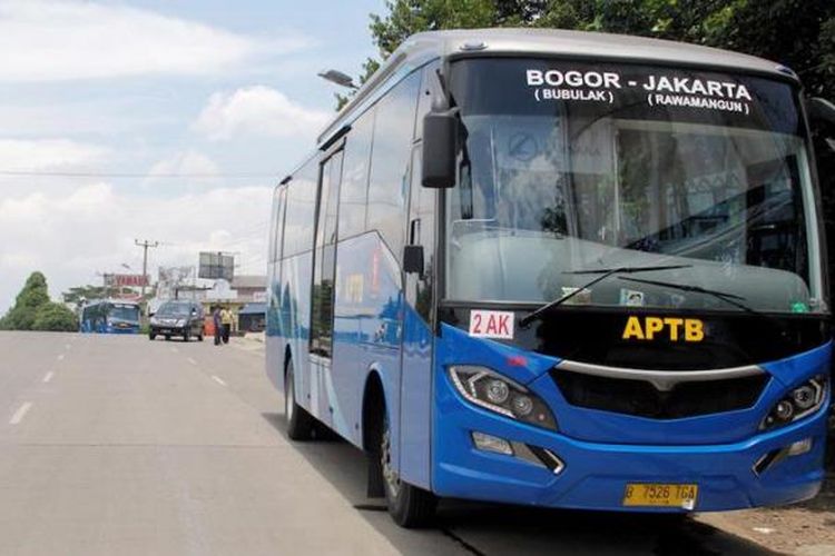 Bus angkutan perbatasan terintegrasi busway (APTB) Bogor-Rawamangun, Jumat (15/3/2013) terlihat menunggu penumpang di tepi jalan, sekitar 200 meter dari Terminal Bubulak, Kota Bogor, Jawa Barat. APTB sudah dua hari tidak memasuki Terminal Bubulak karena ditolak sopir angkutan kota rute Bubulak-Terminal Baranangsiang. 

