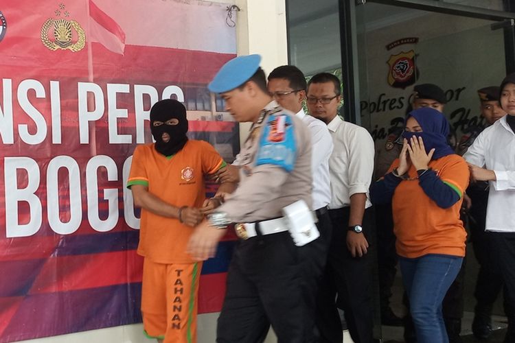 Pasangan kekasih RZ alias Abi dan DF digiring aparat kepolisian ke Mapolres Bogor, Cibinong, Jawa Barat, Senin (28/10/2019) setelah dilakukan penangkapan di Kota Bandung. Keduanya nekat membunuh Andi Wicaksono dan membuang jasadnya ke Tol Bocimi karena terbakar api cemburu cinta segitiga.