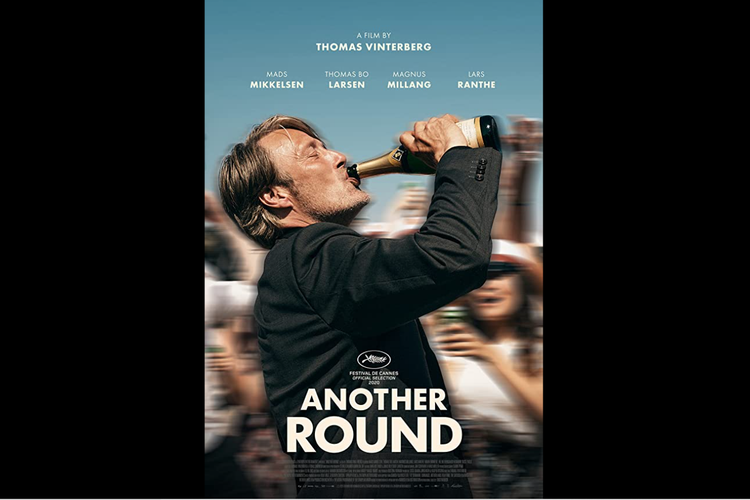Mads Mikkelsen dalam film drama komedi Another Round (2020).