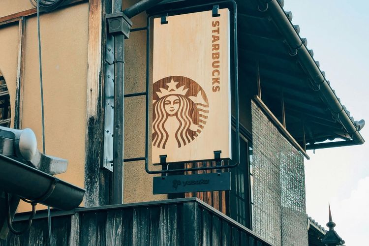 Mengapa Logo Minimarket di Kyoto Berwarna Cokelat? Ternyata Ada Rahasianya