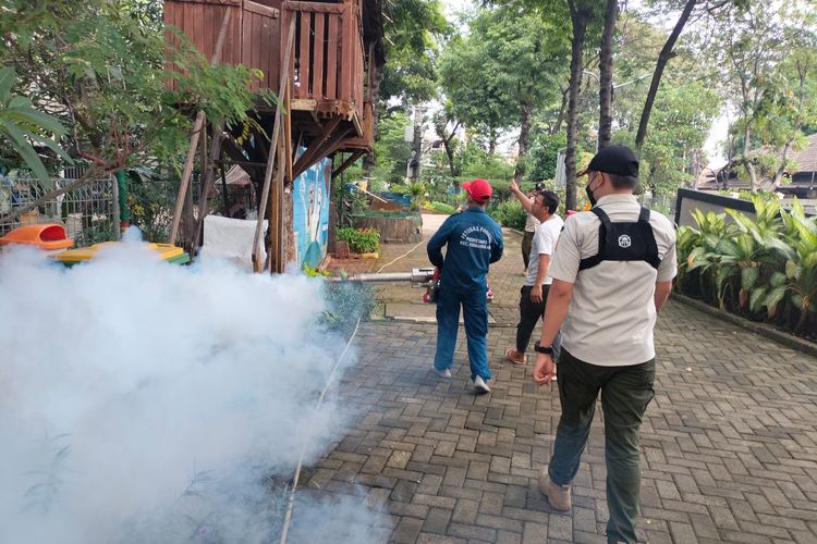 Dalam rangka mencegah persebaran kasus DBD, Kelurahan Sumur Batu melakukan kegiatan fogging di RPTRA Mutiara, Kemayoran, Jakarta Pusat, Jumat (24/6/2022).
