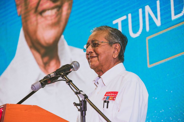 Mantan Perdana Menteri Tun Dr Mahathir Mohamad memimpin koalisi Pakatan Harapan menuju kemenangan.