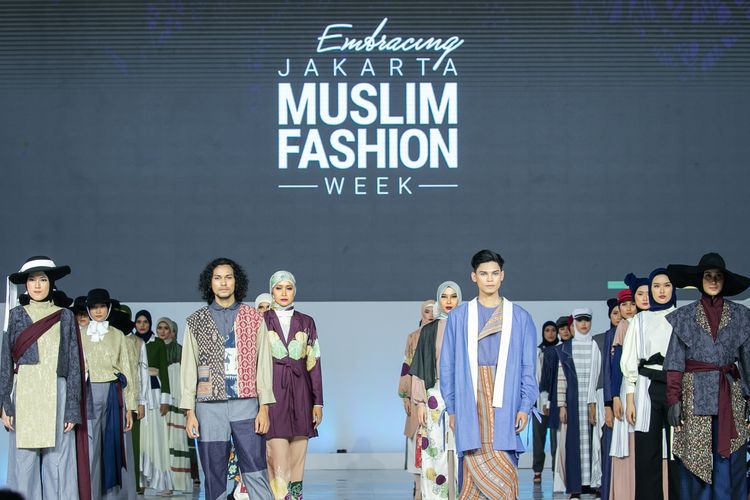 Koleksi busana muslim yang ditampilkan dalam Embracing Jakarta Muslim Fashion Week, Kamis (18/11/2021) adalah karya dari 12 brand busana muslim dan 12 brand fesyen kontemporer, termasuk Dian Pelangi, Mel Ahyar, IKYK, dan Irna Mutiara.