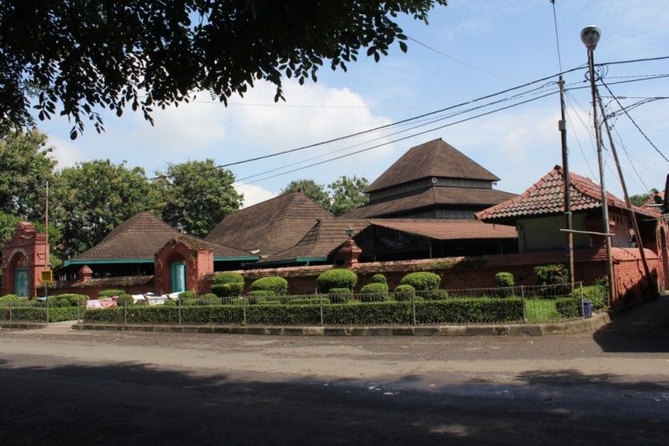Masjid Agung Sang Cipta Rasa tampak dari sisi samping.
