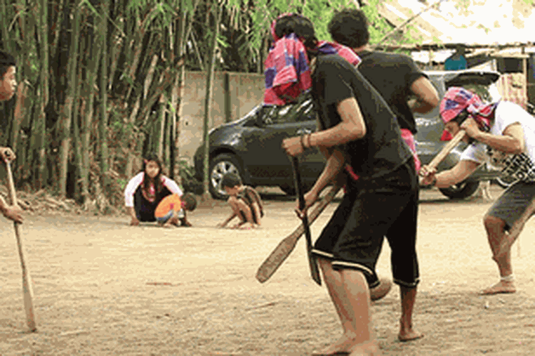 Buuh Rawe. Permainan ini mirip dengan sepak bola. Ada gawang di kedua ujungnya. Bedanya, pada Buuh Rawe, ukuran gawangnya mini, dengan panjang hanya satu meter dan tinggi setengah meter.