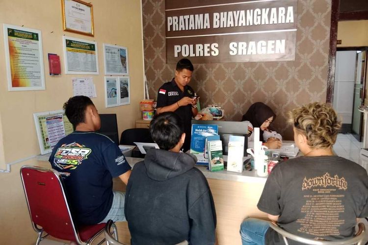 Potret ketiga tersangka kasus pengekroyokan melibatkan sekitar 20 pemuda di Angkringan Kecamatan Sukodono, Kabupaten Sragen, Jawa Tengah (Jateng).