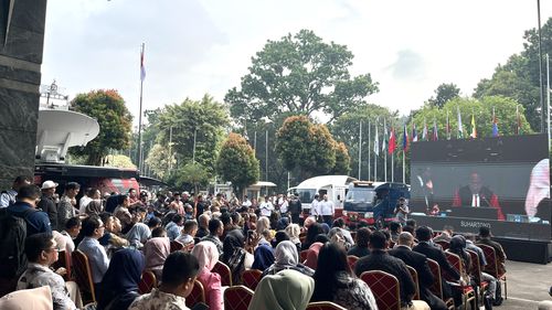 Disediakan Layar Besar, Warga Nonton Bareng Putusan Dismissal di Halaman MK
