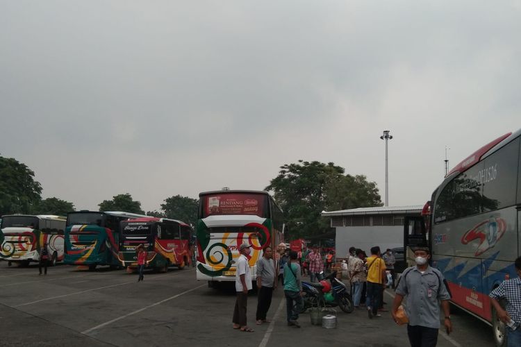 Trafik penumpang bus antar kota antar provinsi (AKAP) di Terminal Kalideres, Jakarta Barat, mulai meningkat pada Selasa (21/12/2021) 