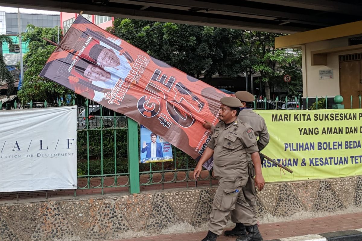 Penertiban APK yang dilakukan Bawaslu Jakarta Selatan bersama Satpol PP di Jalan Tendean, Mampang Jakarta Selatan, Rabu (13/3/2019)