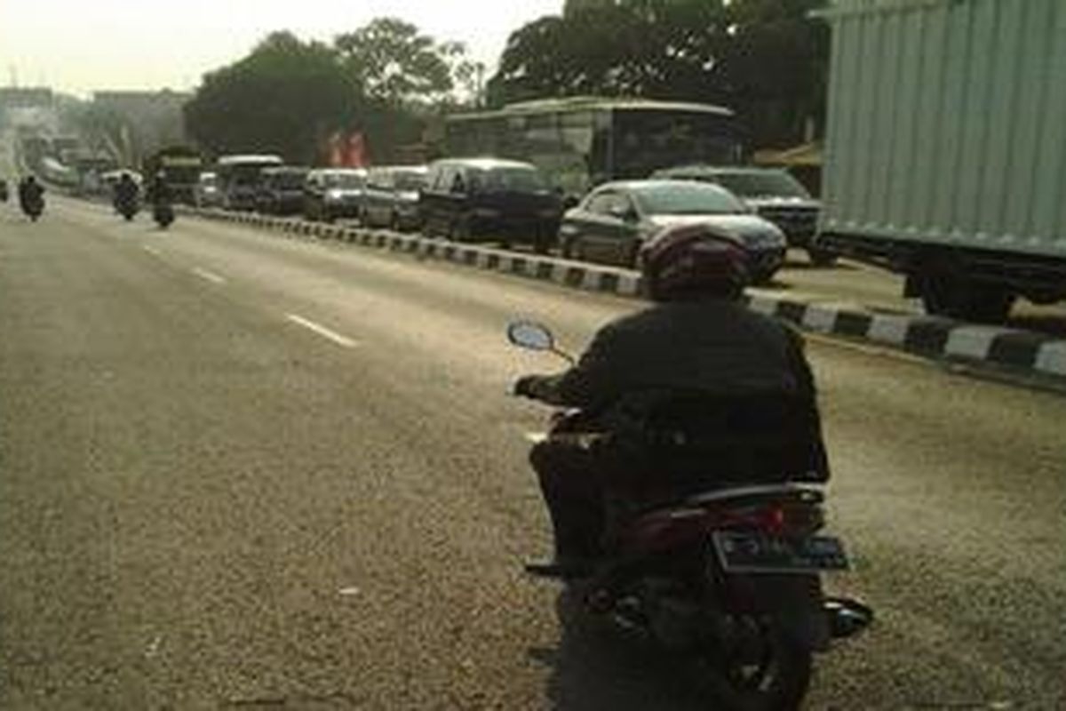 Hingga sore ini, Sabtu (18/8/2012), arus mudik di jalur Pantura masih macet, meski tak separah kemarin dan tadi pagi. Kendaraan masih tersendat. Ekor kemacetan di Jembatan Layang Cikampek. Sementara itu, arus mudik dari gerbang Cikampek maupun Karawang sudah jauh berkurang.