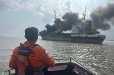 Kapal Tanker Bermuatan Sagu Terbakar di Kepulauan Meranti Riau