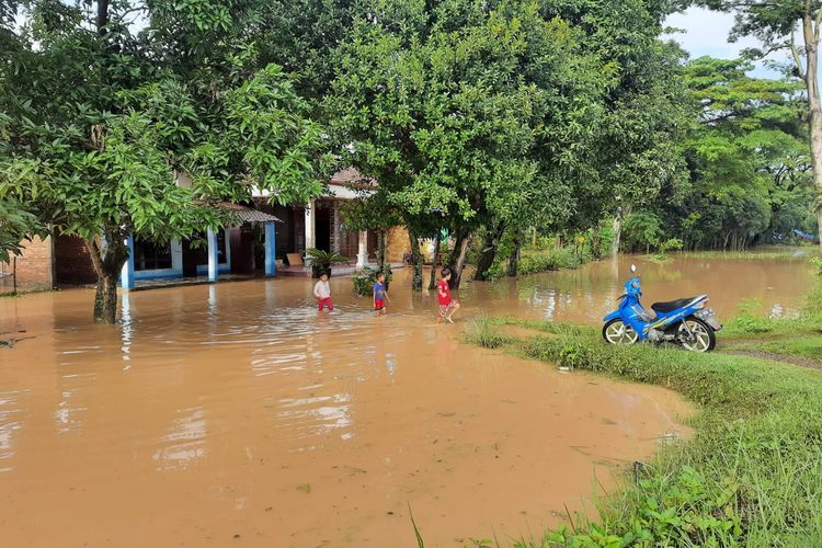 Banjir di wilayah Kecamatan Grogol, Kabupaten Kediri, Jawa Timur, mulai menyusut, Jumat (21/1/2022).