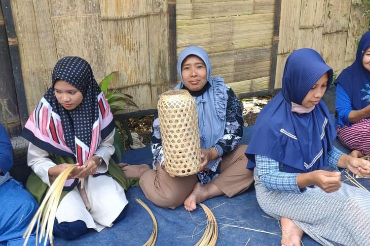 Pelatihan kerajinan bambu di Papring, Banyuwangi, Minggu (22/8/2021).