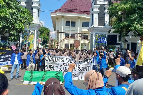 Mahasiswa Beri Hadiah Kartu Merah ke Bupati Tuban, Ini Penyebabnya