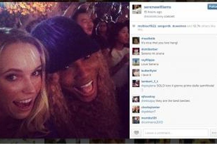 Petenis Amerika Serikat, Serena Williams, dan petenis Denmark, Caroline Wozniacki, berfoto selfie saat menonton konser Mariah Carey, Jumat (24/10/2014).
