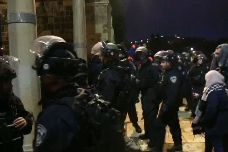 Polisi Israel berjaga dengan serombongan jamaah Palestina hendak melaksanakan shalat Jumat (24/1/2020). Bentrokan terjadi antara polisi Israel dengan warga Palestina setelah rencana perdamaian yang digulirkan Presiden AS Donald Trump bocor ke media.
