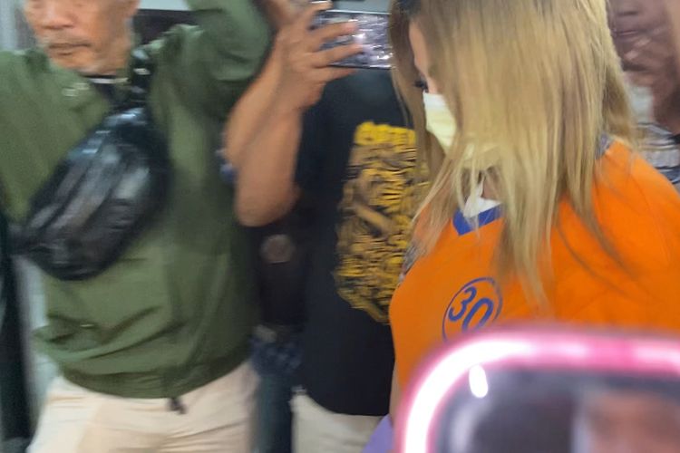 Polda Jatim menetapkan pemilik UD Sentoso Seal, Jan Hwa Diana sebagai tersangka kasus penggelapan ijazah, Kamis (22/5/2025)