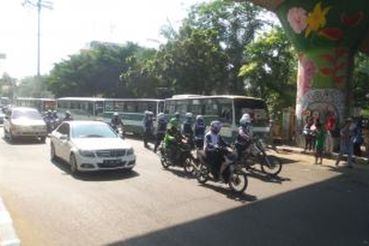 Empat unit bus kopaja P-20 yang terjaring razia yang diadakan petugas Dinas Perhubungan dan Transportasi di sekitar Stasiun Cikini, Jakarta Pusat, Jumat (4/9/2015). Bus-bus tersebut dirazia akibat 