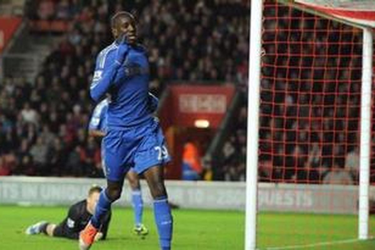 Penyerang asal Senegal, Demba Ba, merayakan gol yang dicetak ke gawang Southampton dalam pertandingan putaran ketiga Piala FA di Stadion St. Marys, Southampton, Sabtu (5/1/2013).