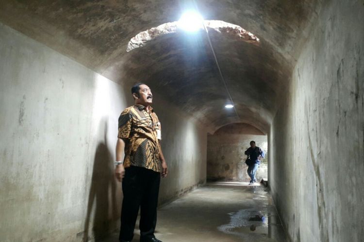 Walikota Solo, F.X Hadi Rudyatmo sedang meninjau bunker peninggalan penjajah Belanda di komplek Pemkot Solo. Bunker itu direstorasi dan diperuntukkan untuk tempat wisata umum.