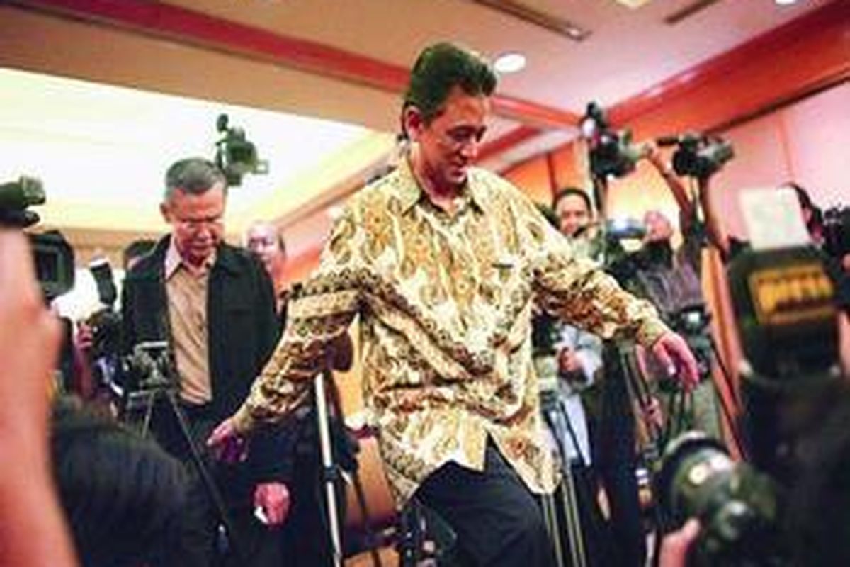 Wakil Ketua (nonaktif) Komisi Pemberantasan Korupsi (KPK) Chandra M Hamzah (kanan) dan Bibit Samad Rianto, Jumat (6/11), menuju ruang jumpa pers untuk menanggapi pernyataan yang disampaikan oleh Kepala Polri Jenderal (Pol) Bambang Hendarso Danuri saat rapat kerja dengan Komisi III DPR.