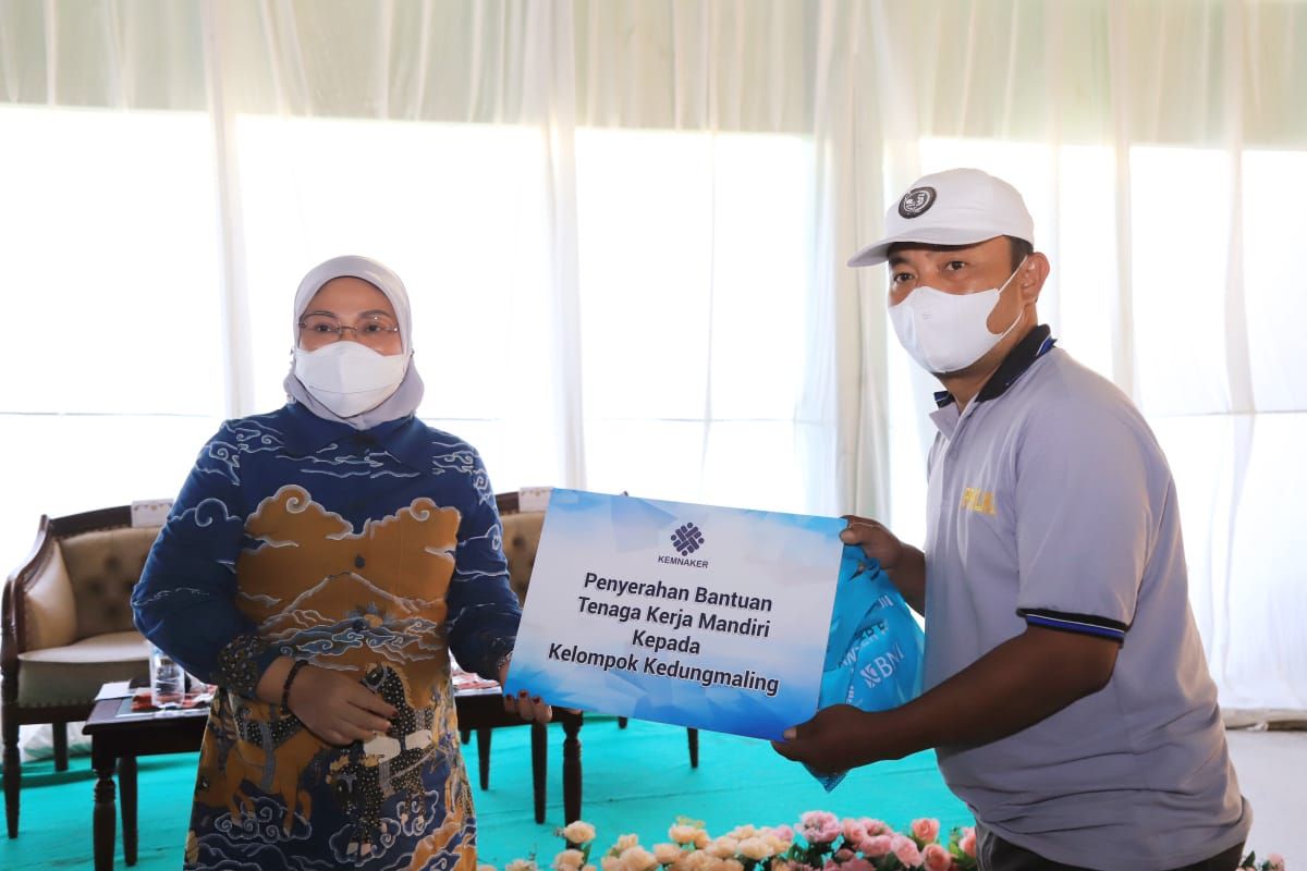 Menteri Ketenagakerjaan (Menaker) Ida Fauziyah saat menyerahkan bantuan program Tenaga Kerja Mandiri (TKM) kepada para PKL di Mojokerto, Jatim, Kamis (5/8/2021).
