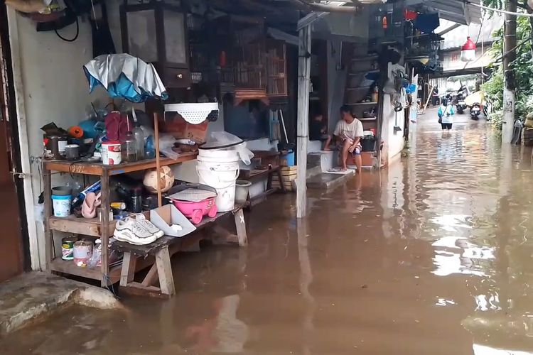 Penampakan banjir di Gang Swadaya, Jalan NIS, Pasar Minggu, Jakarta Selatan, imbas hujan deras sejak Jumat (22/3/2024) pagi.
