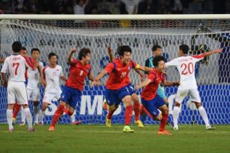 Para pemain Korea Selatan saat merayakan gol ke gawang Korea Utara pada pertandingan final cabang sepak bola putra Asian Games 2014 di Stadion Munhak, Incheon, Kamis (2/10/2014). Korea Selatan berhasil meraih emas setelah menang 1-0 pada pertandingan tersebut. 