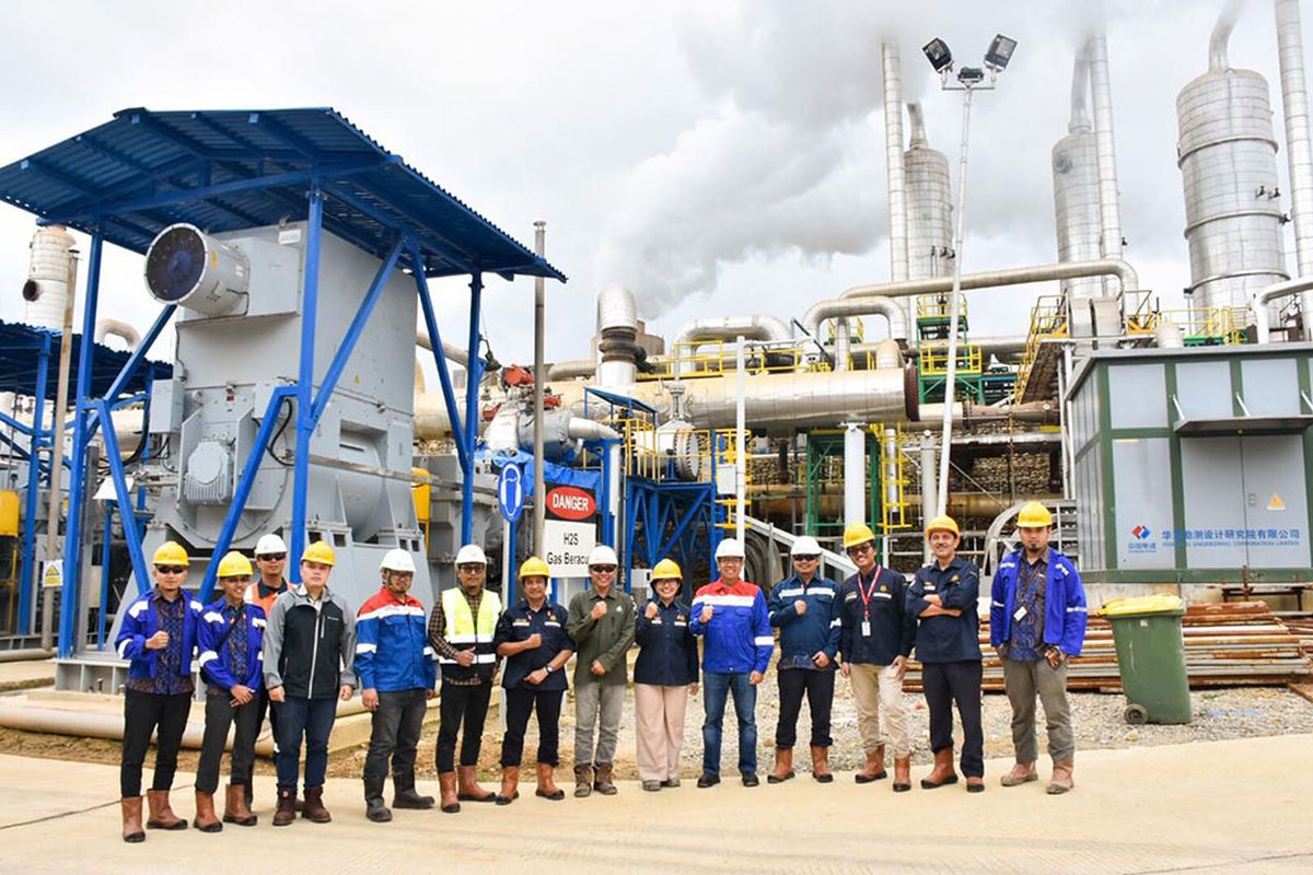 Rombongan berfoto di sumur panas bumi PLTP Sorik Marapi, Mandailing Natal, Sumatera Utara