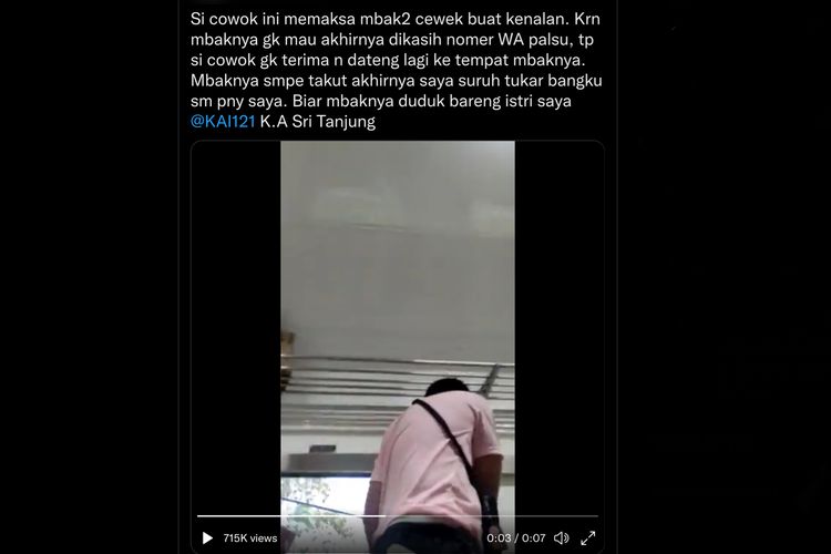 Tangkapan layar video viral pria paksa penumpang perempuan di kereta api berkenalan.