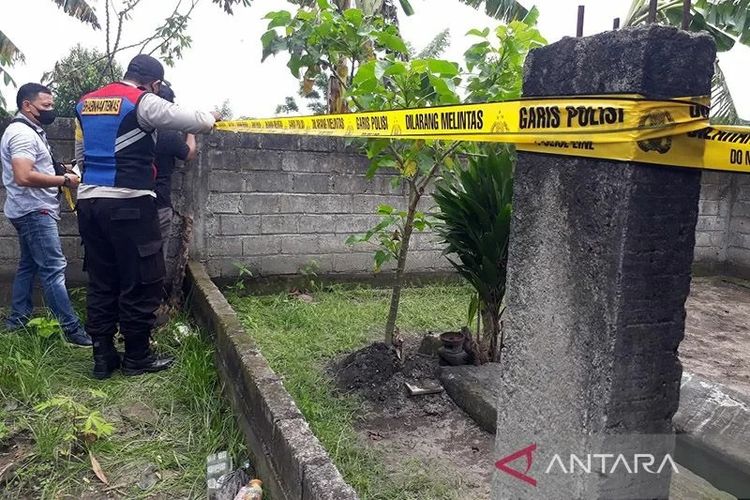 Anggota Polsek Kras memasangi garis polisi di Situs Watu Gilang, Desa Jambean, Kecamatan Kras, Kabupaten Kediri, Jawa Timur, Rabu (9/2/2022). Situs ini adalah peninggalan Sri Bameswara, Raja Kadiri yang memerintah sekitar tahun 1112-1135, sebelum Prabu Joyoboyo, dirusak orang tidak bertanggungjawab. 