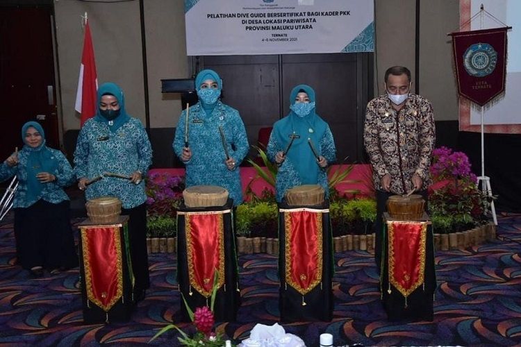 Ketua TP PKK Tri Tito Karnavian membuka Pelatihan dan Penguatan Kader PKK di Kabupaten Sorong, Papua Barat, Jumat (5/11/2021). 