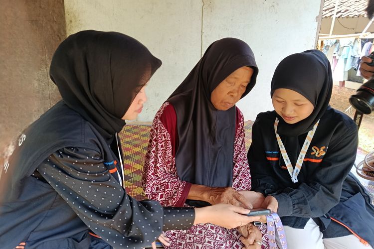 Ketika Petugas Sensus Ekonomi Data Warga 
