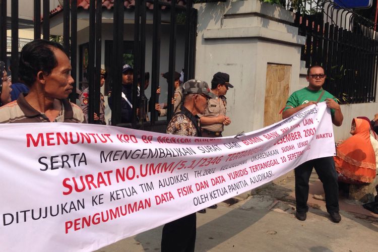 Warga RW 01 Kelurahan Ulujami, Jakarta Selatan, menggelar unjuk rasa di depan Kantor Kementerian ATR/BPN, Jakarta, Senin (17/7/2017). Mereka menuntut agar 131 sertifikat tanah yang menjadi hak mereka segera diserahkan.