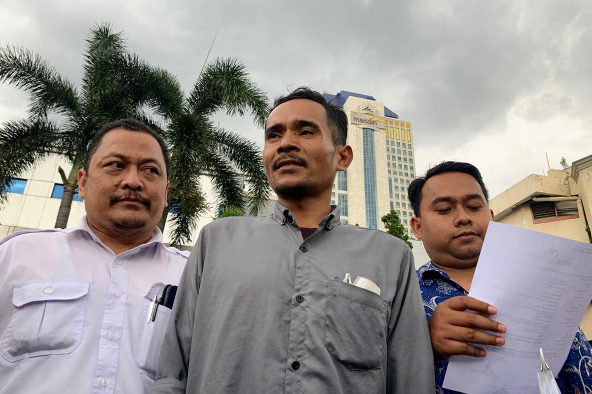 Seorang pria bernama Syahrul Rizal (tengah) bersama tim kuasa hukumnya usai melaporkan komedian Sule, Mang Saswi, dan Budayawan Budi Dalton ke Polda Metro Jaya, Rabu (23/11/2022). 