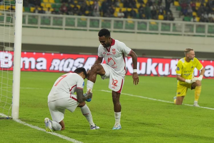 Penyerang Malut United, Ciro Alves, melakukan selebrasi khas mencuci sepatu berama dengan rekan setimnya, Yakob Sayuri, pada laga perdana Super League 2025-2026 menghadapi Dewa United.