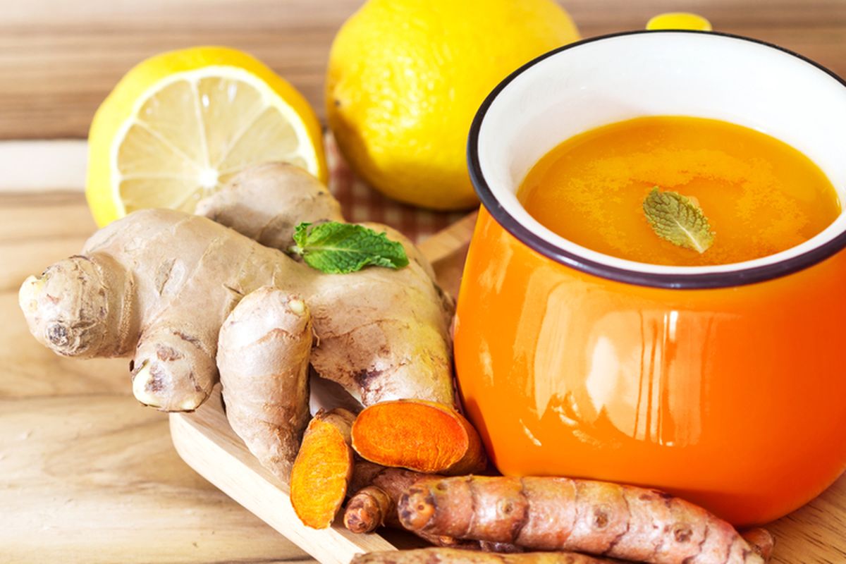 Secangkir teh Kunyit dengan lemon dan jahe. Manfaat untuk mengurangi peradangan dan detoks hati.