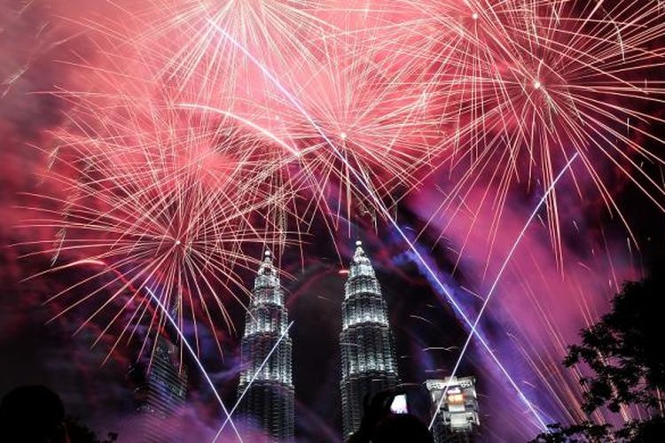 Kembang api menyinari Menara Kembar Petronas di Kuala Lumpur menjadi berwarna-warni pada malam pergantian tahun 2017.