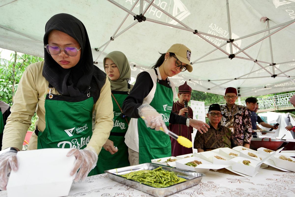 Kolaborasi Dompet Dhuafa dengan Artis Marcella Zalianty dan Chef Amanda berbagi menu berbuka puasa di Kawasan Srengseng Sawah, Jakarta Selatan, akhir pekan lalu.