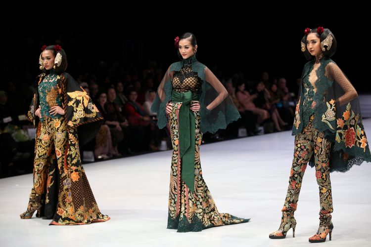 Model memeragakan baju rancangan Anne Avantie di Indonesia Fashion Week, Jakarta Convention Center, Jakarta, Kamis (29/3/2018). Peragaan busana dengan tema Sekarayu Sriwedari ini menampilkan busana 29 tahun Anne Avantie berkarya sebagai perancang busana.