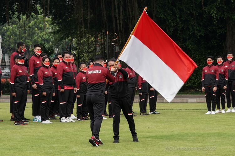 Chef de Mission (CdM) kontingen Indonesia untuk SEA Games Ferry Kono menerima bendera Merah Putih dari Menpora Zainudin Amali pada pelepasan yang dipimpin Presiden Joko Widodo di Istana Negara, Senin (9/5/2022).