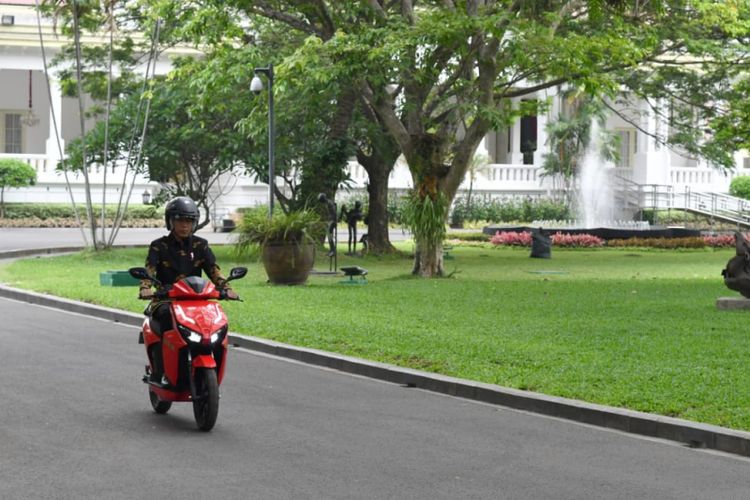 Presiden Joko Widodo jajal skuter listrik anak bangsa siap produksi Gesits, di Istana Kepresidenan, Rabu (7/11/2018)