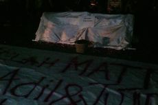 Bawa Keranda, Mahasiswa Demo Malam di Bundaran UGM