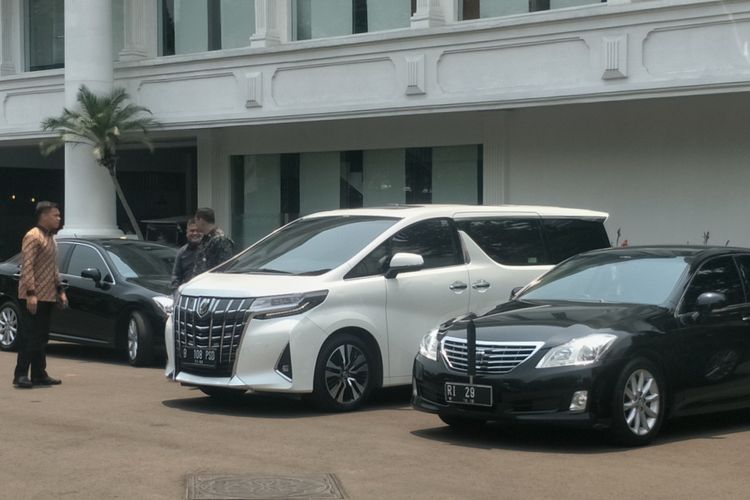 Toyota Alphard berwarna putih dengan plat nomor B 108 PSD yang digunakan Menteri Pertahanan Prabowo Subianto saat menghadiri Rapat Kabinet di Istana Kepresidenan, Jakarta, Kamis (24/10/2019).