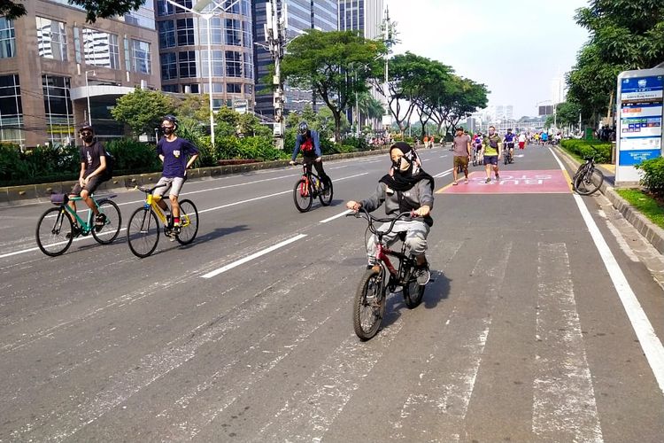 Pemerintah Provinsi DKI Jakarta kembali menggelar hari bebas kendaraan bermotor (HBKB) atau car free day (CFD) di kawasan Sudirman-Thamrin Jakarta Pusat pada Minggu (21/6/2020). Kawasan ini sebelumnya ditutup sejak 15 Maret 2020 lalu saat pandemi Covid-19 mulai merebak di Ibu Kota.