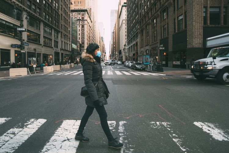 Ilustrasi: seroang perempuan mengenakan masker di Manhattan, New York, AS.