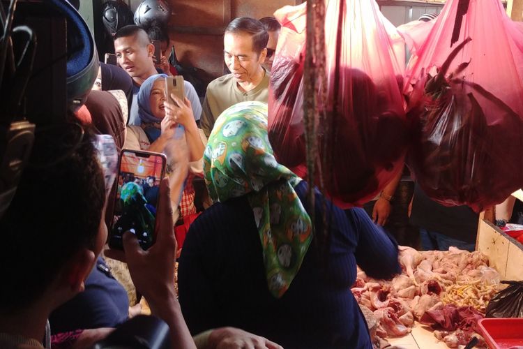 Presiden RI Joko Widodo melakukan blusukan ke Pasar Cihaurgeulis, Bandung, Minggu (11/10/2018) pagi. Jokowi tiba di pasar itu sekitar pukul 07.25 WIB.