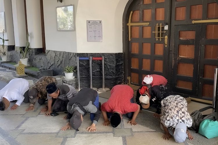 Tujuh Napi Sujud Syukur Usai Bebas karena Menerima Remisi Kemerdekaan di Pamekasan 